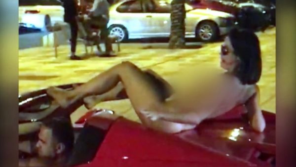 VÍDEO: conduce su Ferrari por Ibiza con una mujer completamente desnuda sobre él