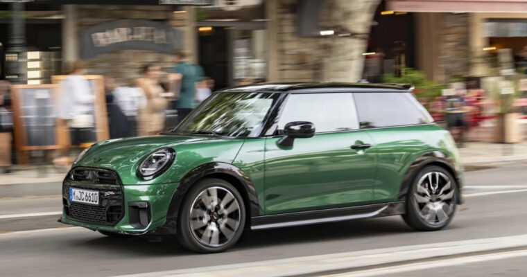 El Mini Cooper S JCW 2025 es un vestido deportivo para el modelo de dos puertas a gasolina.