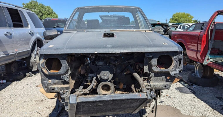 Gema de desguace: Dodge Ram 50 de 1987 con cambio a V8.