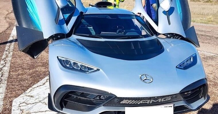 Compra este Mercedes-AMG de carreras de $1.1 millones, obtén calzoncillos resistentes al fuego gratis.