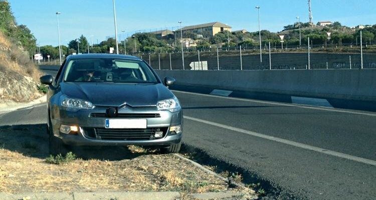 Cómo identificar los vehículos camuflados de la DGT para evitar que te multen