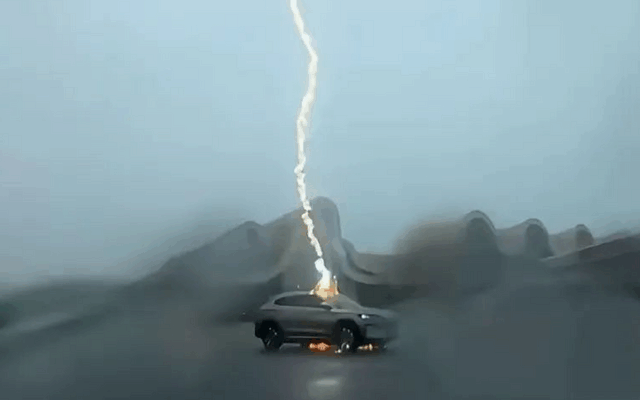 También el coche eléctrico protege de los rayos.